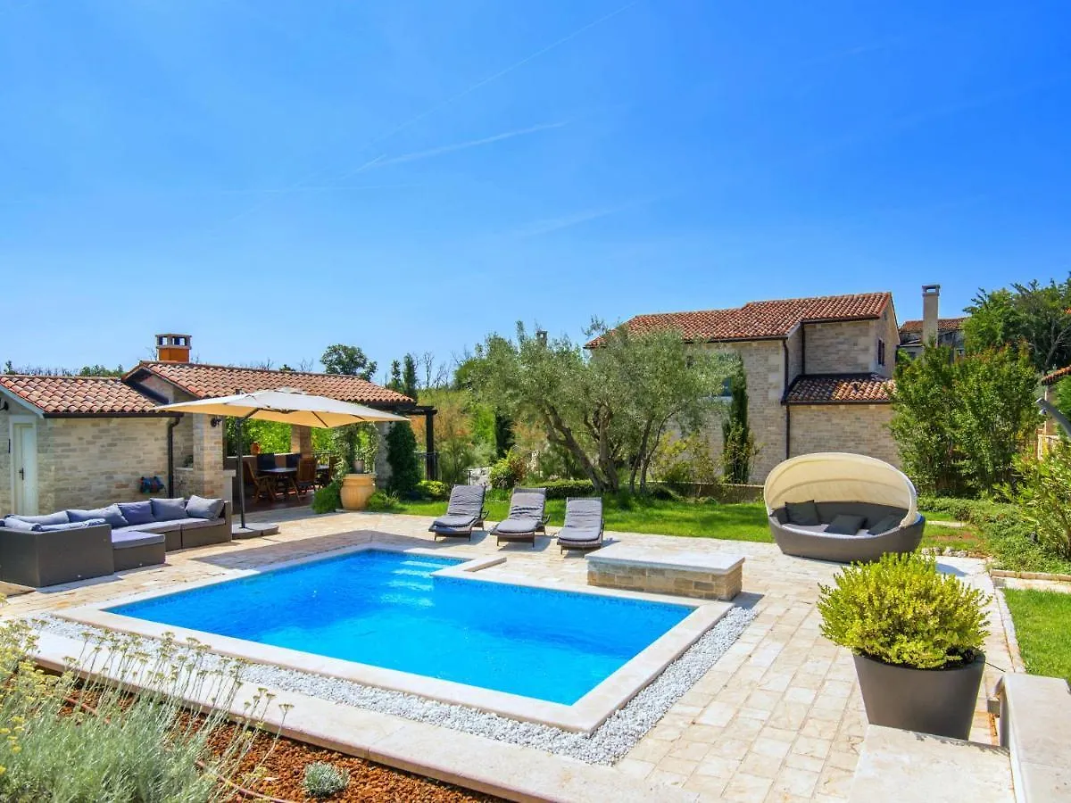 Lush Villa With Artistic Interiors Pool Baderna Horvátország