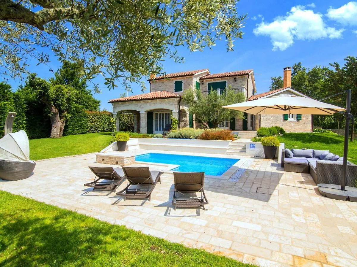 Lush Villa With Artistic Interiors Pool Baderna Horvátország